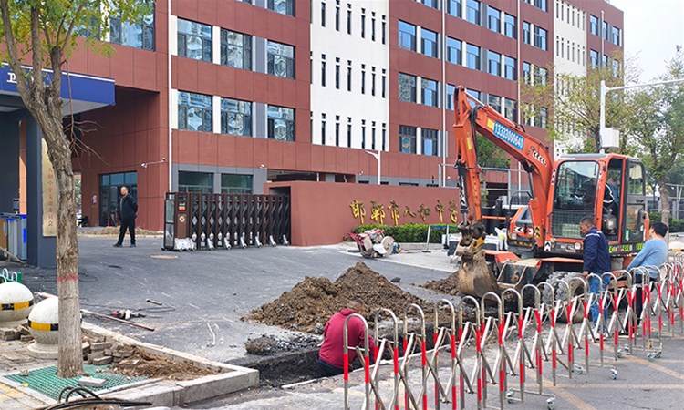 鸿盾智能升降柱进驻邯郸校园，科技赋能筑牢安全防线